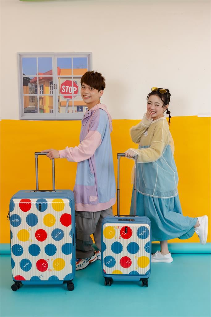 「HAHABABY」被網友翻出多達 40 餘款商品與日韓品牌設計高度相似,隨後夫妻倆在社群及頻道呈現神隱狀態。(圖/翻攝自蔡阿嘎臉書)