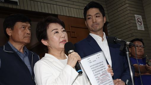 蔣萬安、盧秀燕出席食安法修正審查會議（3）台中市長盧秀燕（左2）21日北上出席行政院「食品安全衛生管理法」部分條文修正草案審查會議，會前受訪回應媒體提問。左3為台北市長蔣萬安。中央社記者吳家昇攝　115年7月21日