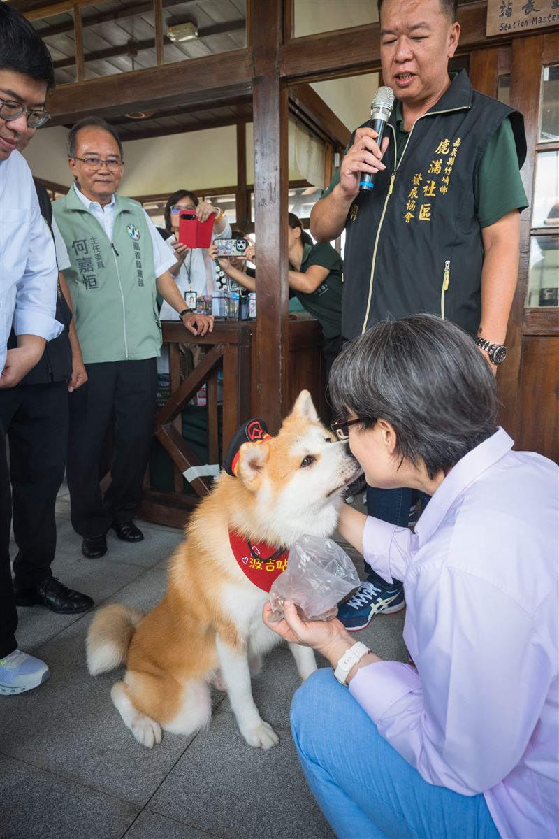 「波吉」社群帳號也在蕭美琴貼文留言討誇誇,並分享兩人碰鼻子的溫馨互動照(圖/翻攝自Threads @pochi20240318)