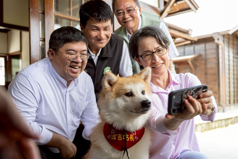 蕭美琴與嘉義竹崎鹿麻產車站實習站長「波吉」自拍(圖/總統府提供)