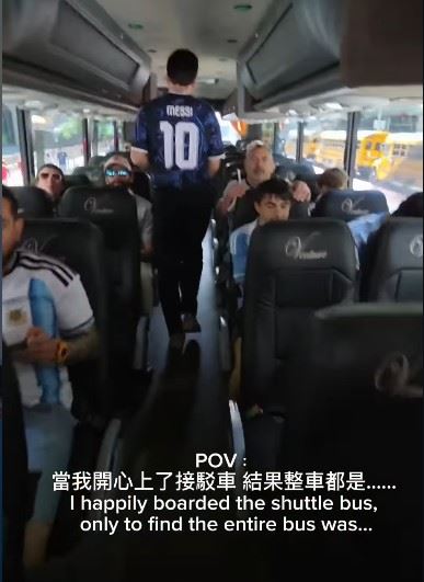丫頭穿著紅色系服裝力挺西班牙,沒想到搭上接駁車後才發現整車幾乎都是阿根廷球迷。(圖/翻攝自丫頭IG)