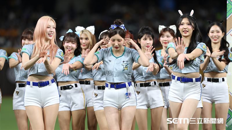 Fubon Angels韓籍成員李晧禎染新髮色(左1)。(圖/記者劉彥池攝影)