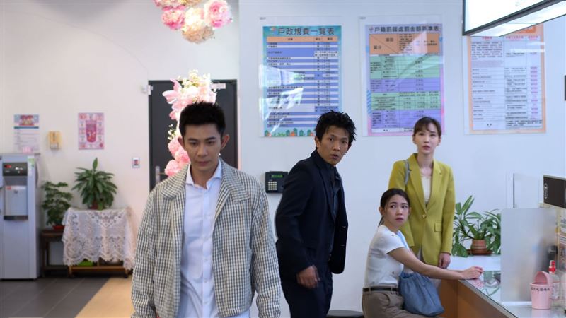 黃尚禾、徐千京兩人勸阻曾子益跟曾智希的爭執。(圖/民視提供)
