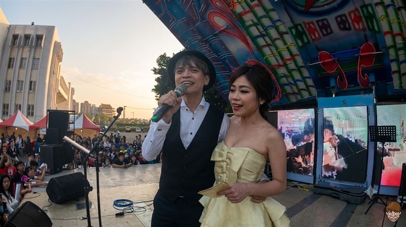 蔡阿嘎與老婆「二伯」2016年跨年夜正式結婚,在初戀地「嘉義輔仁中學」舉辦了盛大的婚禮園遊會,開放給大批粉絲參與。(圖/翻攝自蔡阿嘎YouTube)