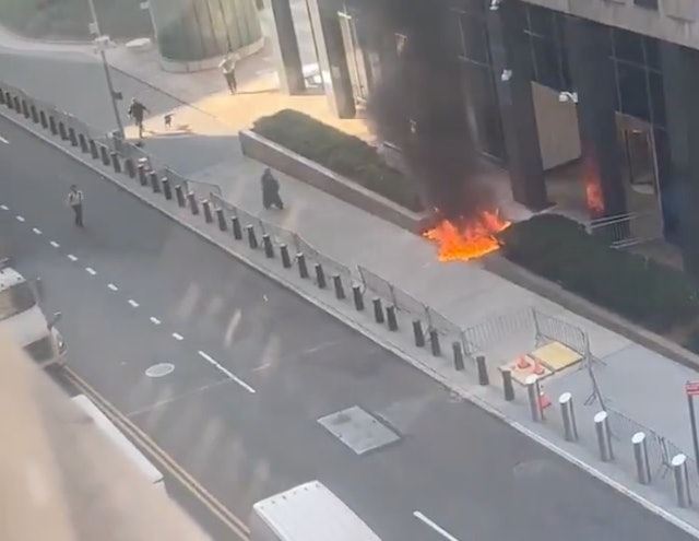 一名前美軍士兵20日在紐約曼哈頓26聯邦廣場(26 Federal Plaza)前縱火。(圖/翻攝自X平台 @GlobalOSINTHQ)