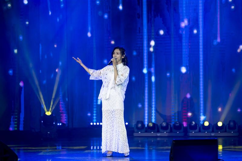 曲歌后曾心梅日前登上麗星郵輪探索星號演出。(圖/麗星郵輪提供)