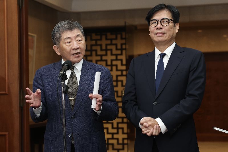 行政院21日召開「食品安全衛生管理法」部分條文修正草案審查會議並邀六都代表與會，由政委陳時中（左）主持。會議結束後，陳時中現身受訪回應媒體提問。右為高雄市長陳其邁