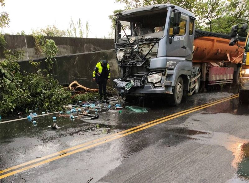 小貨車撞上對向的砂石車,造成車內1死1重傷。(圖/翻攝自爆料公社)