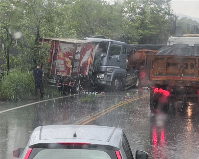 2車車頭猛力對撞,小貨車車頭幾乎全毀、車身嚴重變形。(圖/翻攝自爆料公社)