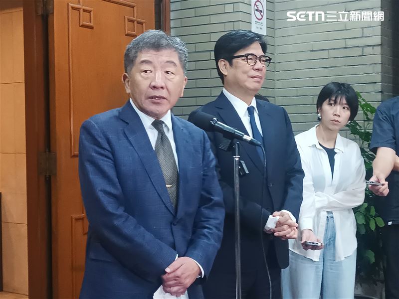 行政院政委陳時中與高雄市長陳其邁會後受訪。(圖/記者盧素梅攝影)
