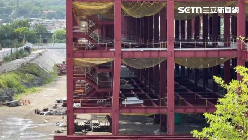獨／商場「鋼梁歪一邊」 技師：成本增5成