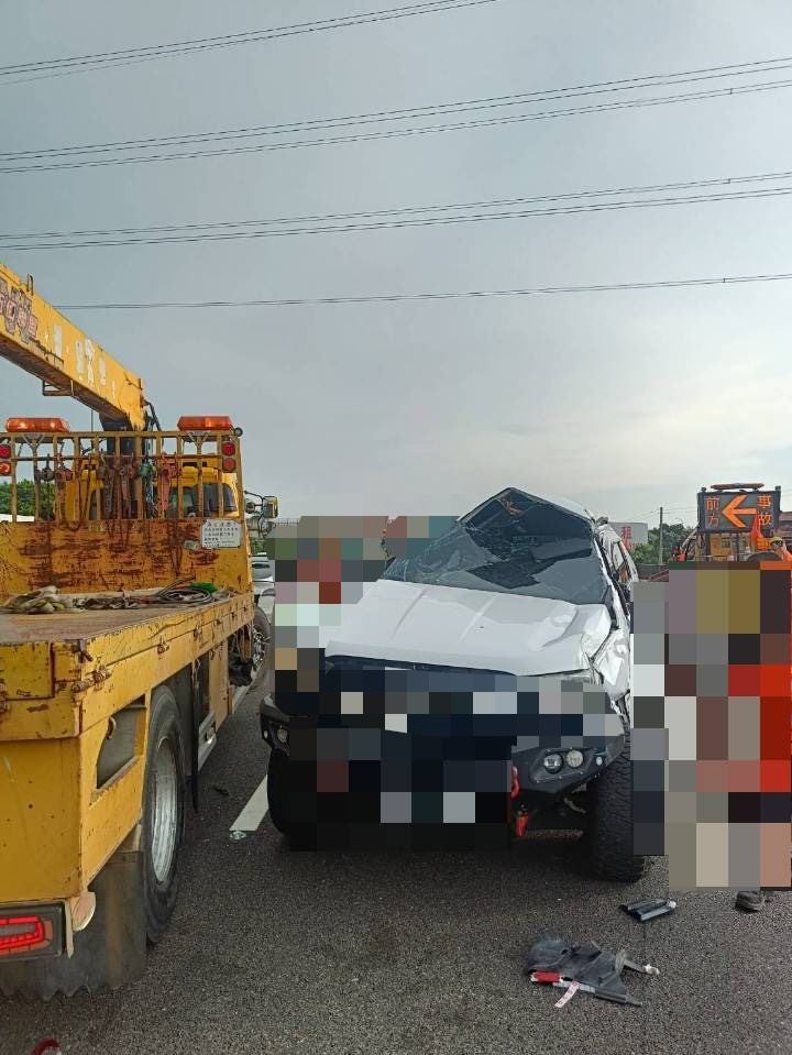 有輛小客車停駛在內側車道,導致後方車輛發生一連串追撞。(圖/翻攝畫面)