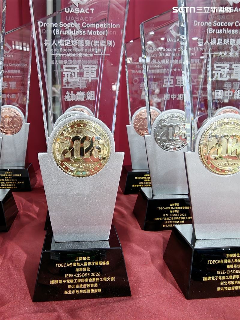 APEX TEAM 展現出超乎常人的穩定臨場表現、絕佳的戰術配合與精湛的飛行控球技巧,最終成功克服高壓賽況,順利站上最高榮耀的頒獎台。(圖/翻攝畫面)