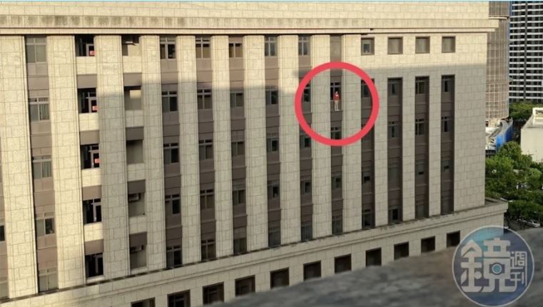 桃園地院驚魂 ！書記官站八樓窗外遭勸回