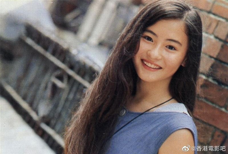 14歲張柏芝有一雙充滿靈氣的雙眼,留著一頭烏黑長髮,港英混血的立體五官非常突出。(圖/翻攝自香港電影吧微博)