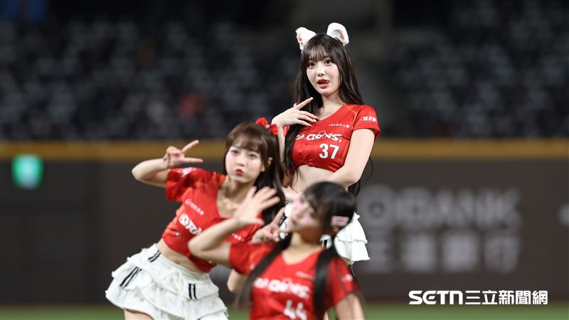 小龍女韓籍成員權喜原跳開場舞。(圖/記者劉彥池攝影)