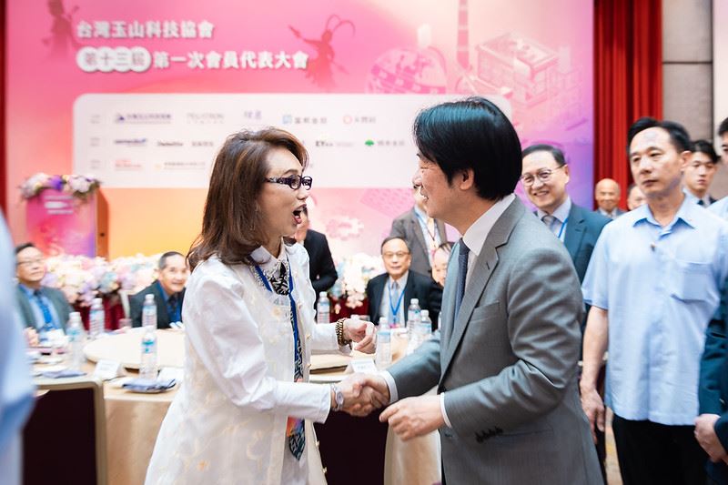 總統賴清德出席「台灣玉山科技協會第十三屆第一次會員代表大會」,與明華園劇團當家台柱孫翠鳳握手致意(圖/總統府提供)