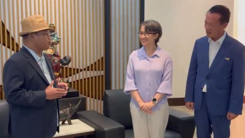 帛琉副總統歐宜樓訪台,蕭美琴送上「埔里紙織帽」。(圖/總統府提供)