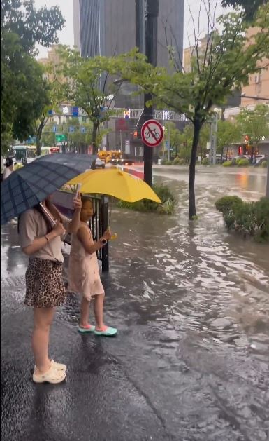 黃浦、徐匯多區時雨量破百,淹水嚴重。(圖/翻攝自X平台 @whyyoutouzhele)