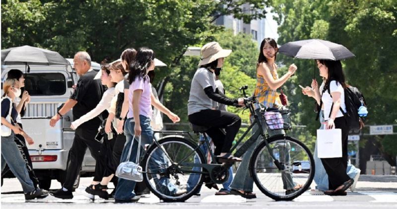 日本已針對沖繩至東北共42個都府縣、44個地區發布「熱中暑警戒警報」。(圖/達志/美聯社)