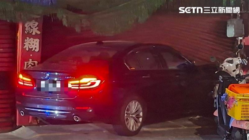 高雄市大寮區光明路與大寮路口,昨晚(21日)發生一輛BMW自撞麵線糊店的事故。(圖/翻攝畫面)