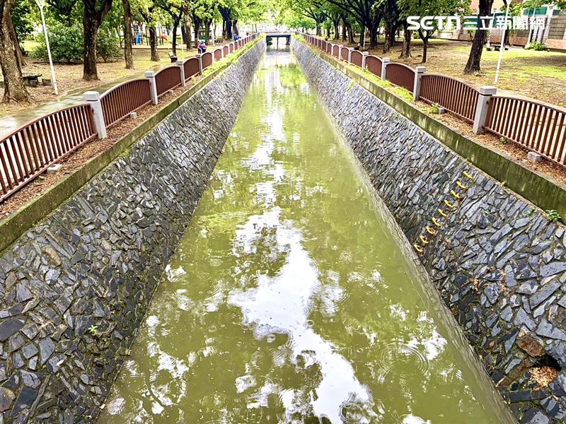 針對後勁溪死魚事件,市府已全部清理完畢,水質檢驗除溶氧略低外,其餘數值皆無異常,魚屍檢驗排除動物疫病。(圖/翻攝畫面)
