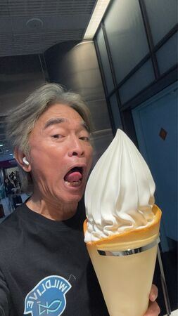 吳宗憲被拍到在捷運上吃冰。(圖/本人提供)