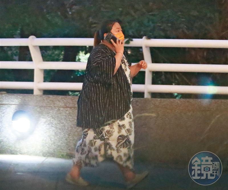 7/16 19:08 停好車後,蘿拉邊走邊打電話,和老闆娘會合