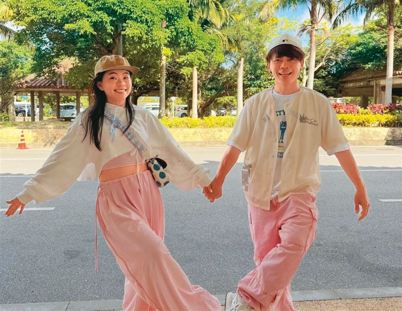 蔡阿嘎(右)和老婆二伯(左)創立標榜「百分之百台灣製造」的親子品牌hahababy,陷入抄襲疑雲。(翻攝自蔡阿嘎IG)