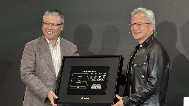 黃仁勳喊話美國：無須拿槍指著台灣的頭