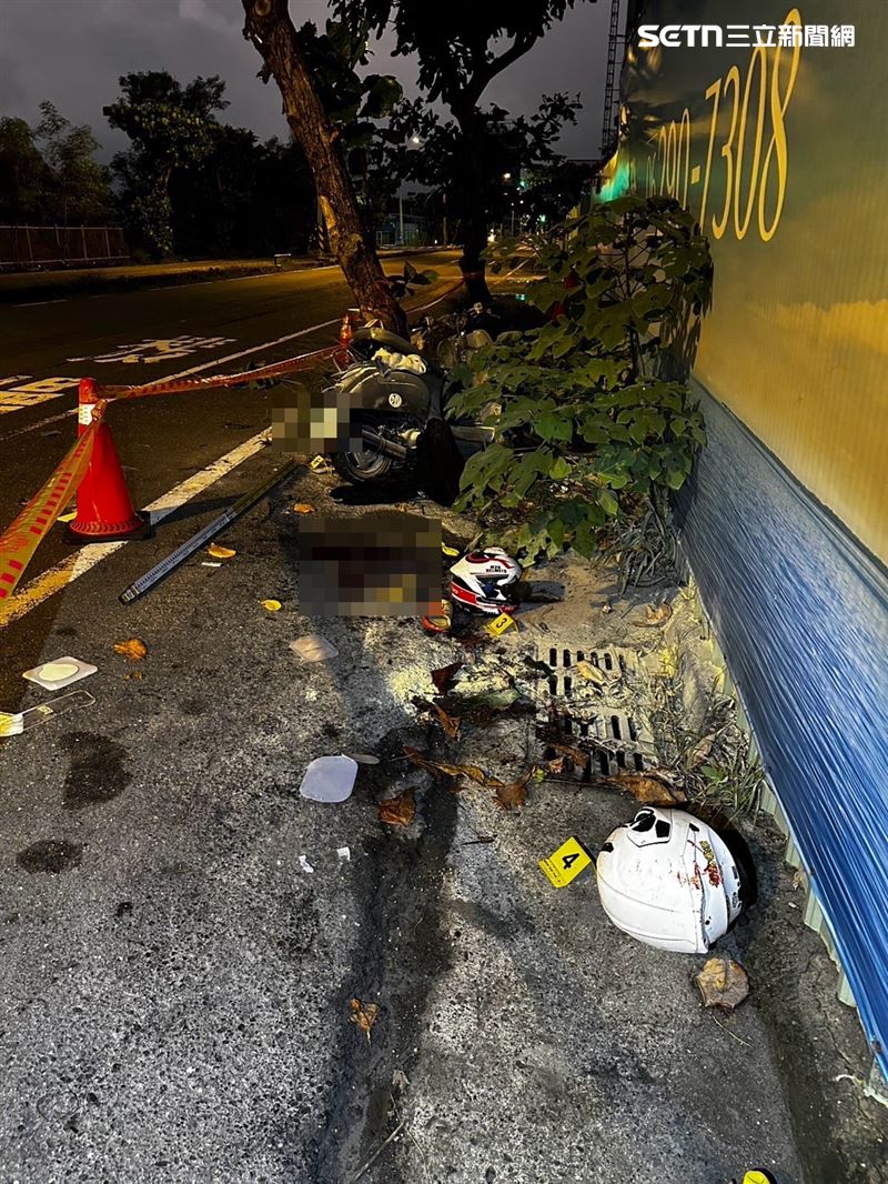 機車車頭幾乎全毀被大火燒到焦黑,小情侶經警消送醫後宣告不治。(圖/翻攝畫面)