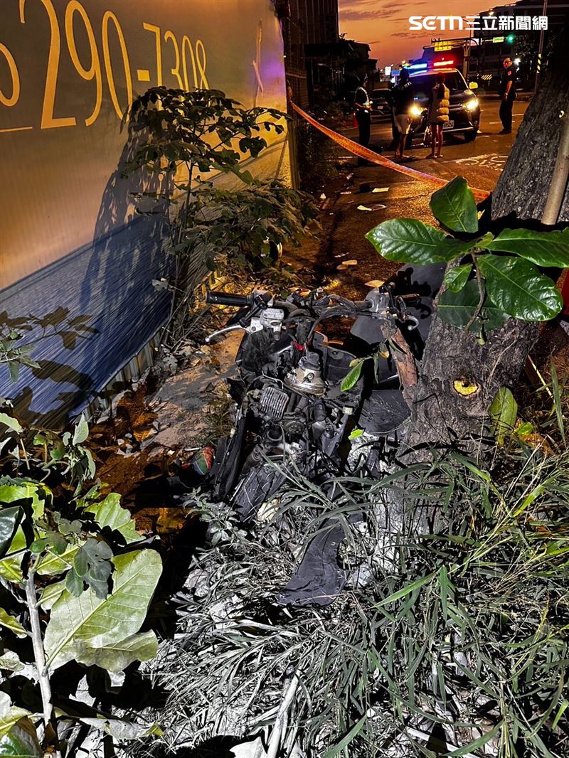 機車車頭幾乎全毀被大火燒到焦黑,小情侶經警消送醫後宣告不治。(圖/翻攝畫面)