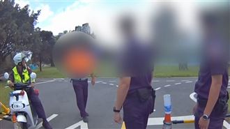 騎腳踏車硬闖遭攔暴怒！他揮拳腳踹女義交