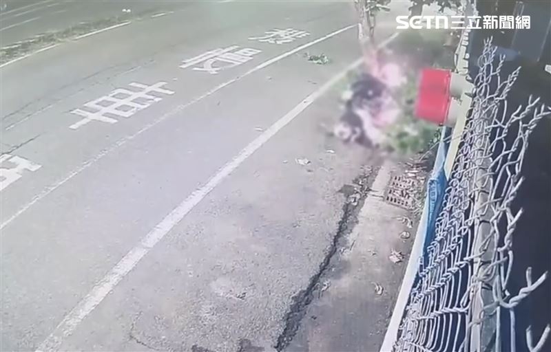 小情侶騎乘的機車當場因為撞擊力道過大起火燃燒。(圖/翻攝畫面
