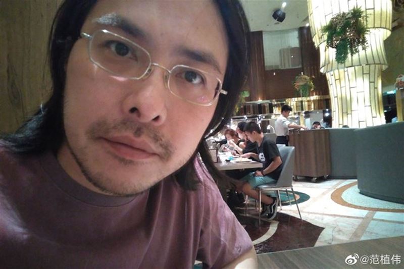 范植偉因公開前女友私密照形象盡毀,被拍到在火鍋店擔任內外場服務生