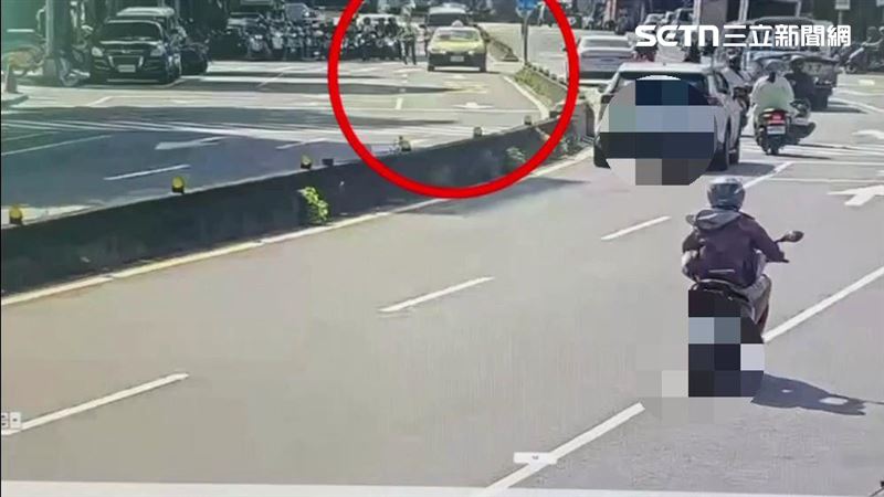 北市計程車在三元街與寧波西街口闖紅燈,後方警員追之不及。(圖/翻攝畫面)