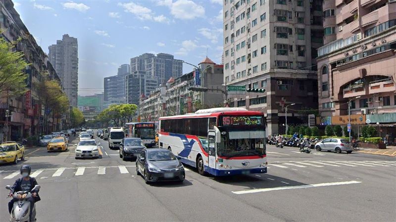 新店區中興路三段(中興路三段205巷口至寶橋路口)將於7月24日至27日每日晚間10時至翌日清晨6時,進行道路銑鋪工程,將部分封閉,新北市養工處提醒用路人配合車道調撥或及早改道。(圖/翻攝Google Maps)