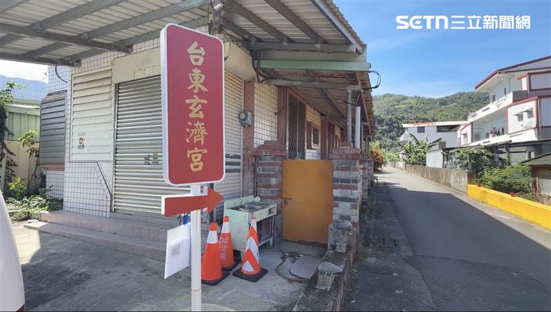 玄濟宮要拆了?尬電師父「出奇招遞陳情書」,最後補照期限為本月24日。(圖/記者王浩原攝影)
