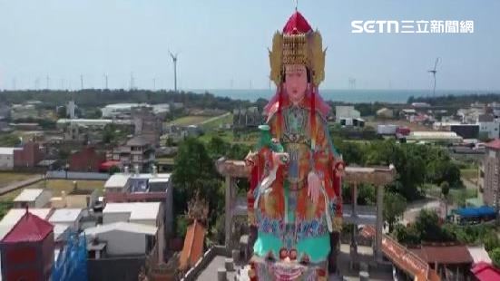 國道驚見巨型金雞母　竹南媽祖背影掀熱議