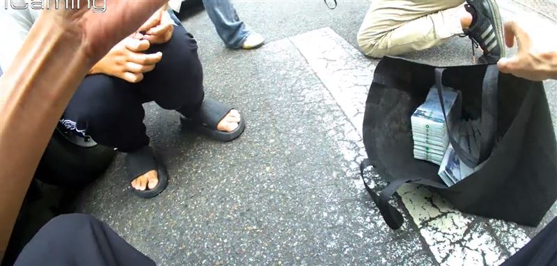 警方發動搜索,當場逮獲陳姓車手與收取150萬贓款準備轉移的女車手。(圖/翻攝畫面)