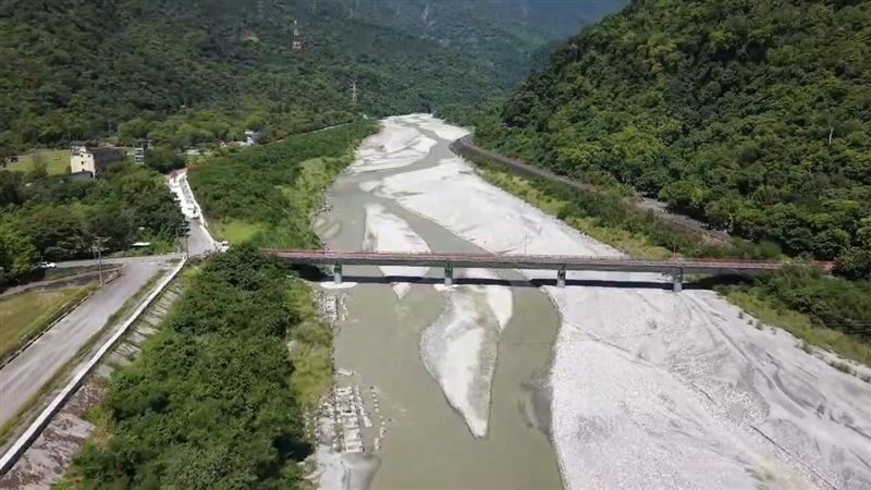 花蓮萬里溪上游出現堰塞湖,今天清晨發生溢流,無人機空拍圖曝光。(圖/翻攝畫面)