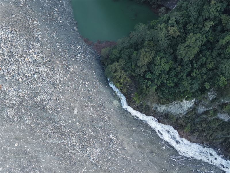 花蓮萬里溪上游出現堰塞湖,今天清晨發生溢流,無人機空拍圖曝光。(圖/翻攝畫面)