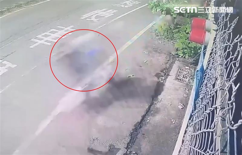 劉男騎乘騎機車速度快到在監視器畫面中僅剩殘影。(圖/翻攝畫面)
