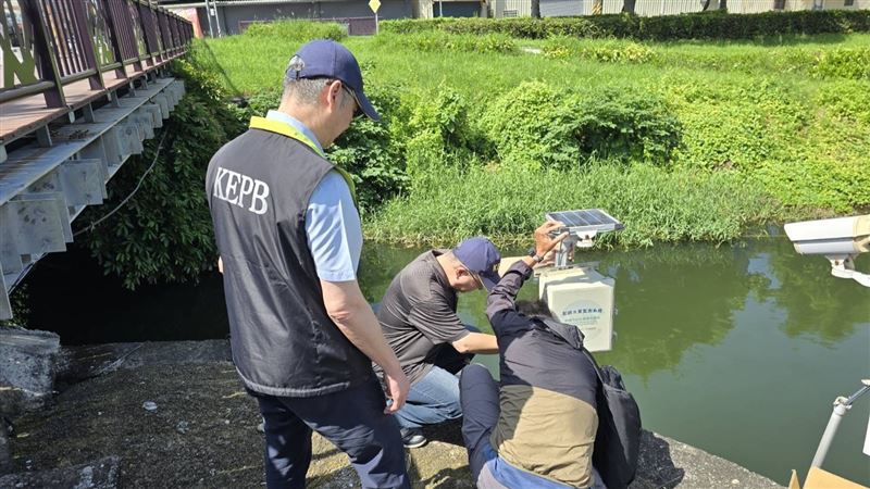 環保局安裝水質即時監測系統情形。(圖/翻攝畫面)
