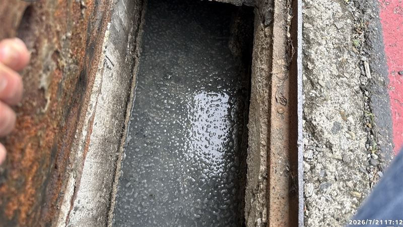 環保局稽查餐飲業及污染水溝情形。(圖/翻攝畫面)