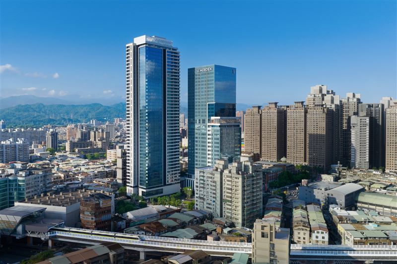 台北板橋馥華艾美酒店坐落於新北市板橋核心商業區,鄰近匯集高鐵、台鐵及捷運的板橋車站交通樞紐,交通非常便利。(圖/飯店旅宿業者提供)