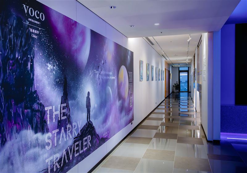 嘉義福容voco酒店即日起至2027年3月,展出「Derex戴永恩星空旅人噴漆畫展」。(圖/飯店旅宿業者提供)