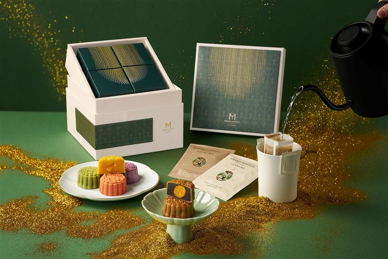 台北美福「繁星逐月中秋禮盒」以大廳藝術燈飾《繁星點點》為靈感,內含六款月餅與兩款精品濾掛咖啡。(圖/飯店旅宿業者提供)