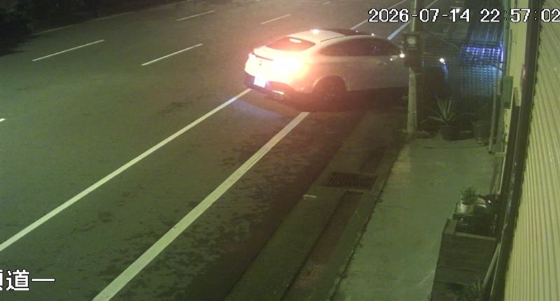 15日凌晨2點多被害人開車回到床墊工廠,遭歹徒尾隨搶劫得手80萬。(圖/翻攝畫面)