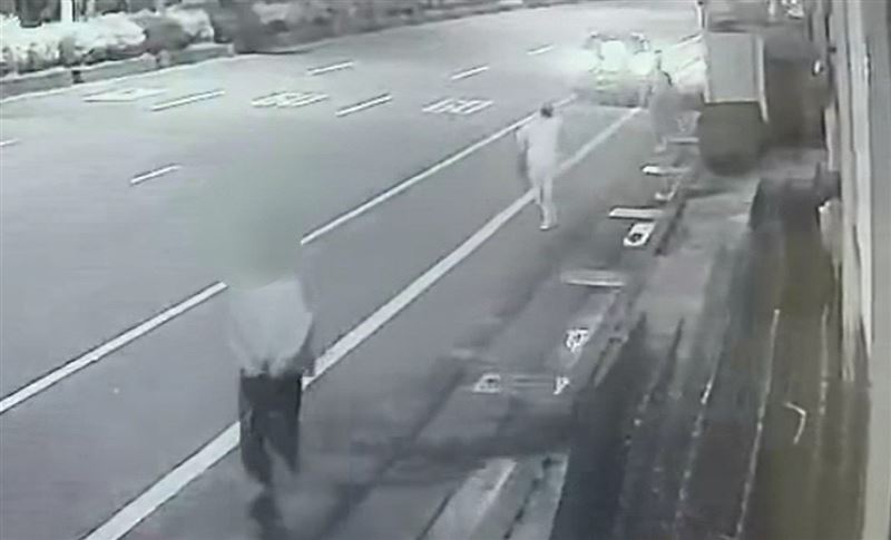 警方組成專案小組,前往台中、桃園攻堅逮捕搶劫歹徒。(圖/翻攝畫面)